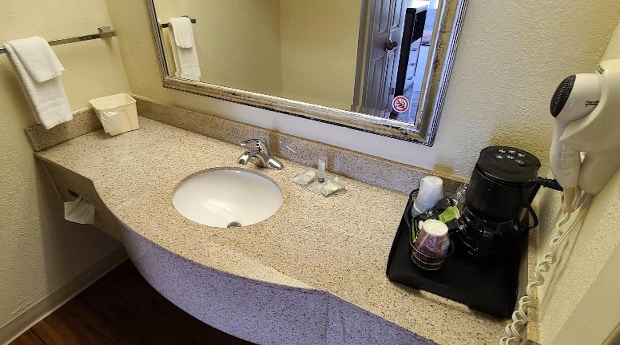 Red Roof Inn & Suites Cornelius - Lake Norman Zewnętrze zdjęcie